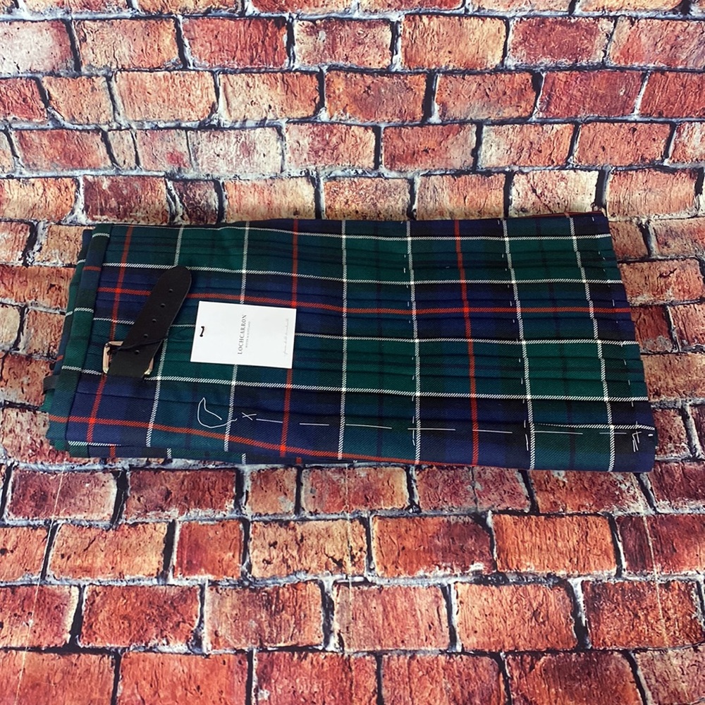 LOCHCARRON OF SCOTLAND Mens Traditional 8 Yard Braeriach Medium Weight Kilt